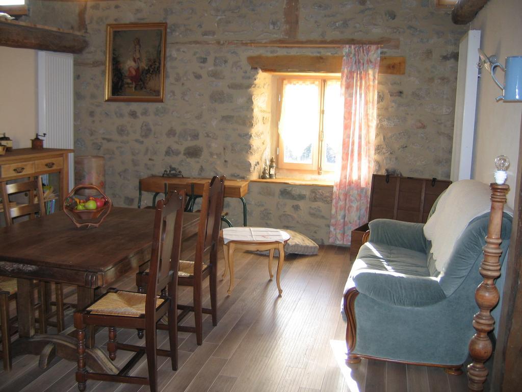 La Ferme Des Genets Bed & Breakfast Medeyrolles Luaran gambar