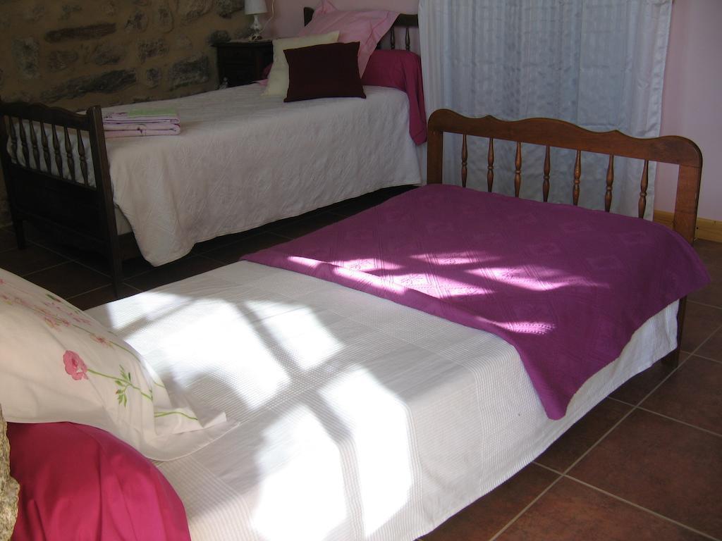 La Ferme Des Genets Bed & Breakfast Medeyrolles Bilik gambar