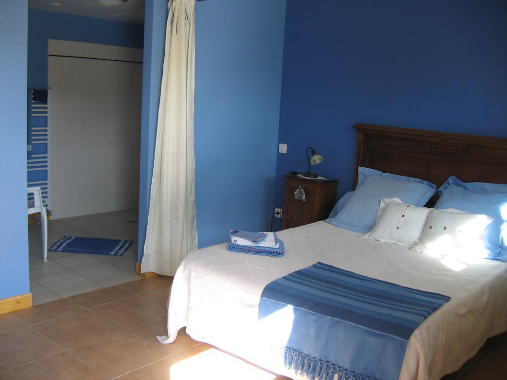 La Ferme Des Genets Bed & Breakfast Medeyrolles Bilik gambar