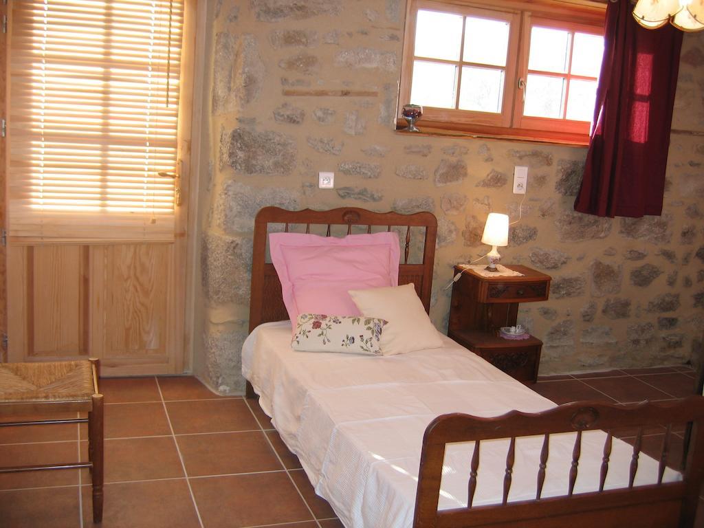 La Ferme Des Genets Bed & Breakfast Medeyrolles Bilik gambar